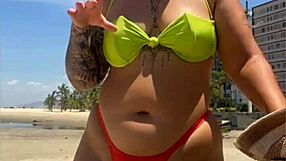 Casada chamando atenção na praia com biquíni socado