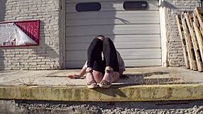 43yo Babe Flashes Huge Ass Publicly