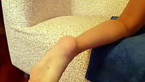 Asiatisk 18+ følte vild nydelse da hånd gik dybt i hendes fitte, vild hjemmelavet stund