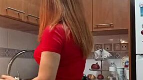 encuentro a mi suegra en la cocina con ropa sexi y termino follandomela