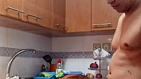 encuentro a mi suegra en la cocina con ropa sexi y termino follandomela