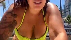 Casada chamando atenção na praia com biquíni socado