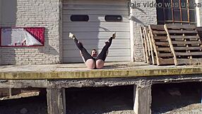 43yo Babe Flashes Huge Ass Publicly