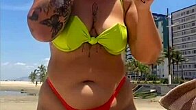 Casada chamando atenção na praia com biquíni socado