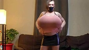 Shanneltrav obří prsa s velkými kozy převlečená obří transsexuálka prsa