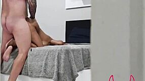 fui visitar meu amigo e peguei ele no flagra com a esposa, que tesao