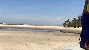 Casada chamando atenção na praia com biquíni socado