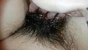 Si že videl kosmato grmičevje pod vodo v super fetish pizdnem videu?