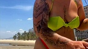 Casada chamando atenção na praia com biquíni socado