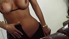 la madre mira el trio pero en lugar de abrir el coño la tiene que trabajar 2 pollas pero se ve feliz el jodido ratón