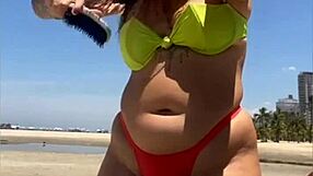 Casada chamando atenção na praia com biquíni socado