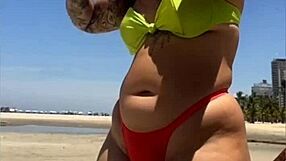 Casada chamando atenção na praia com biquíni socado