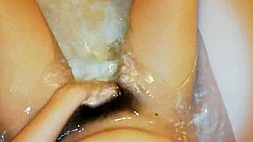 Si že videl kosmato grmičevje pod vodo v super fetish pizdnem videu?