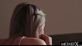 Sød blondine i face down ass up runker sin stramme glatte fisse til vild orgasme