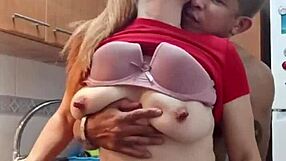 encuentro a mi suegra en la cocina con ropa sexi y termino follandomela