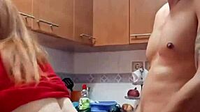 Najdem svojo taščo v kuhinji z sexy oblačili in končam z jebanjem njene