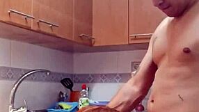 encuentro a mi suegra en la cocina con ropa sexi y termino follandomela