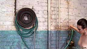 Rødhåret lesbisk slave får enema... ups, mente enema