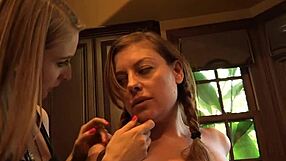 Ela Darling a Sovereign Syre jsou horké lesbičky, co se šukají s hračkami v kundách