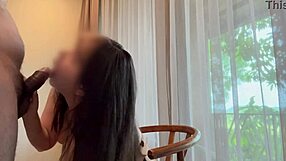 Tlustá holka s pleskatelnou prdelí v bikinu dostává tvrdý sex a hlasitě sténá