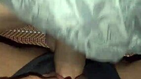 To pikker stoppet dybt ind i hendes stramme barberede fisse indtil hun sprøjter orgasmisk