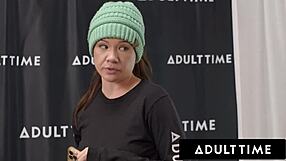 Octavia Red se potaplja v muco in sesa z bujno lezbijko v polni sceni