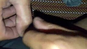 Dois Paus Enfiados Fundo na Buceta Apertada Raspada Até Esguichar Gozando