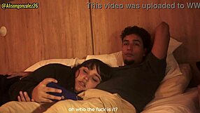 Mirando Netflix con mi hermanastra pero no pude evitar meter mi pene en su boca casi nos descubren