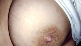 Seksi zrela žena oseća jak užitak tokom amaterskog analnog kastinga