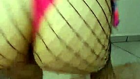 Chica sexy con tetas y culo enormes baila salto en POV con boobs rebotando