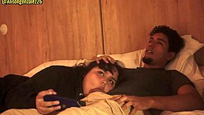 Mirando Netflix con mi hermanastra pero no pude evitar meter mi pene en su boca casi nos descubren