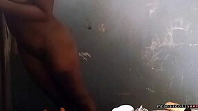 Nega gostosa apanhando foda com porra e buceta melada