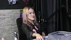 Loira Shows How to Master Anal Sex with Blowjob Demo