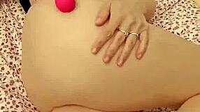 Rżnąłem teściową ostro, gdy moja laska spała, wypełniając ją spermą