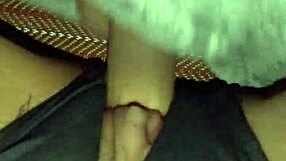 To pikker stoppet dybt ind i hendes stramme barberede fisse indtil hun sprøjter orgasmisk