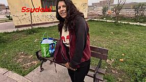 Pomagam najboljši prijateljici zaslužiti tako da jo naredim svojo osebno kurbo z tangico in deviško tesnobo