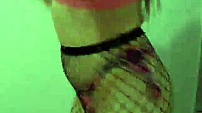 Sexy babe med store patter og røv danser salto i POV med baller der hopper