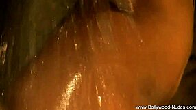 Bollywood-tyttö alaston soolokohtauksessa brunette-milf-viboilla