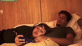 Gledava Netflix z sestrico, pa nisem mogel vzdržati in ji zatlačil kurca v usta, skoraj nas odkrijejo