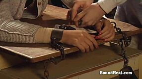 Esclave lesbienne pliée fessée et doigtée par sa madame excitée