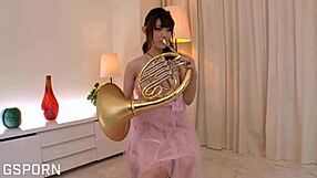 Lekkere Japanse muzikante hunkert naar hete lul voor nat poesje