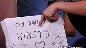 Femeie fierbinte primește ejaculare pe față mâncând toată crema