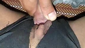 Dua kontol dimasukkan dalam pepek ketat dicukur sehingga squirt orgasme