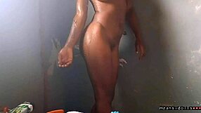 Črna lepotica jebana s končem in mokro pičko