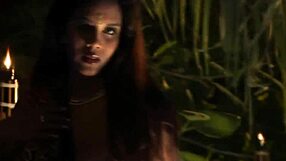 Devojka iz Bolivuda naga za tebe u solo sceni sa brunet milf vibrom