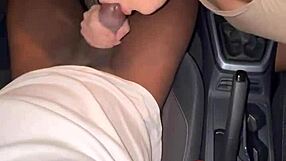 novinha asiática paga corrida de uber com boquete molhado e cuzinho apertado na frente do corno.