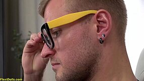 Jeg er fleksibel ballerina-tenåring 18+ som strekkes i akrobatposisjoner