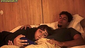 Mirando Netflix con mi hermanastra pero no pude evitar meter mi pene en su boca casi nos descubren