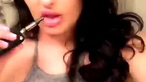 Seksi Brazilka z veliko ritjo in ogromnimi joškami na spletni kameri