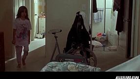 मेडलीन स्टो शॉर्ट कट्स 1993 रेट्रो फिल्म में टॉपलेस दिखती है